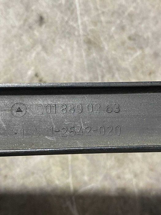 Накладка молдинг вія під передню праву фару Mercedes W201 A2018890263