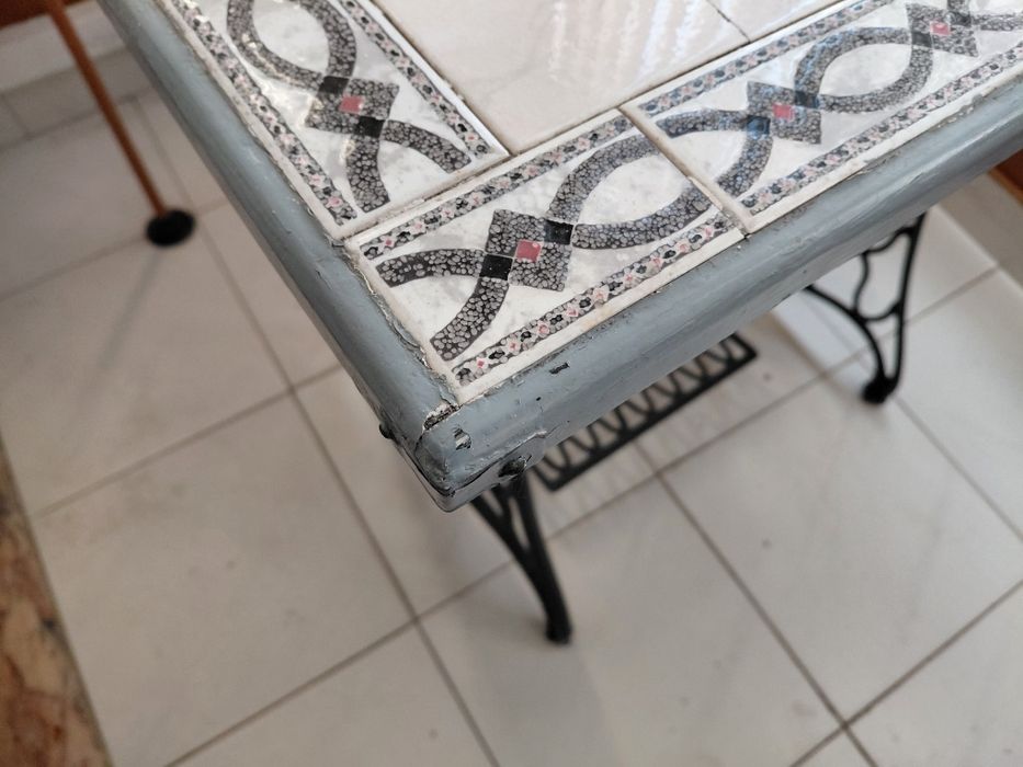 Mesa em armação de máquina Singer