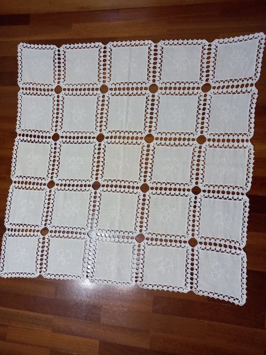 Toalha e panos de linho e crochet bordados em ponto de grilhão