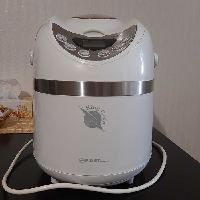 Хлібопічка First.