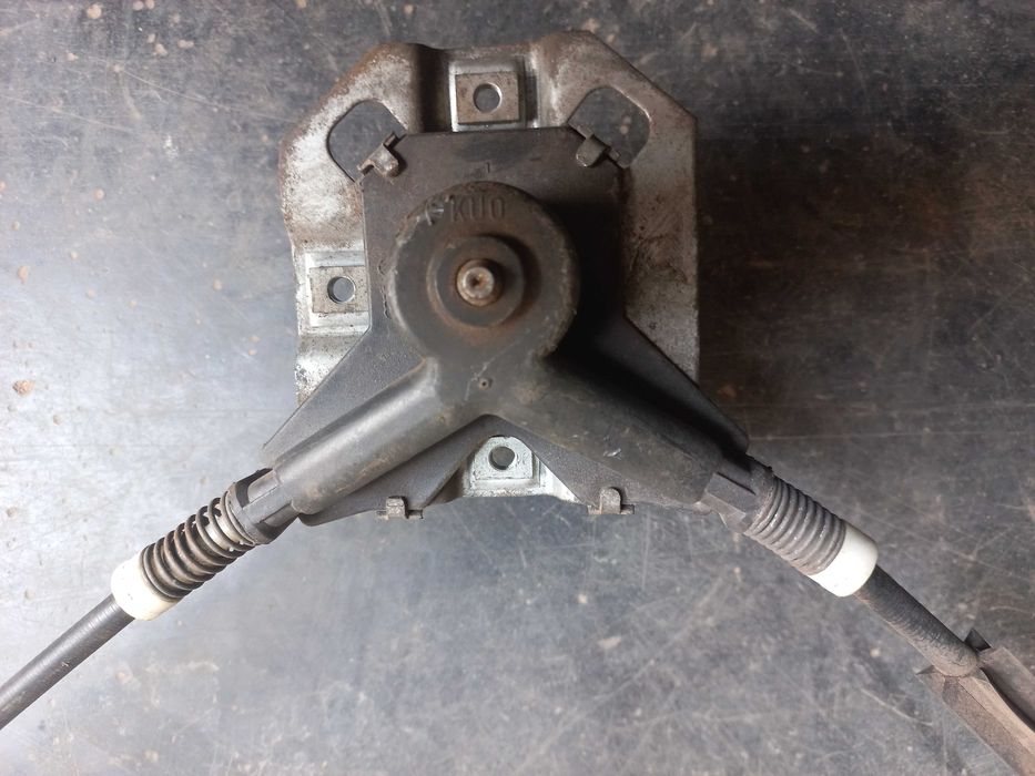 Склопідіймач ручний Audi 100 C3 1989 року випуску.