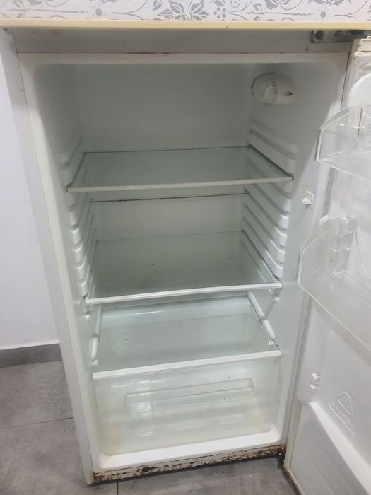 Frigorífico com algumas marcas