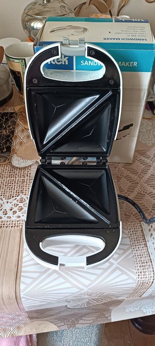 Маленький компактный тостер