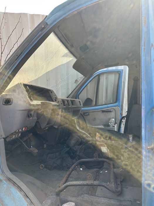Автомобіль газель на деталі