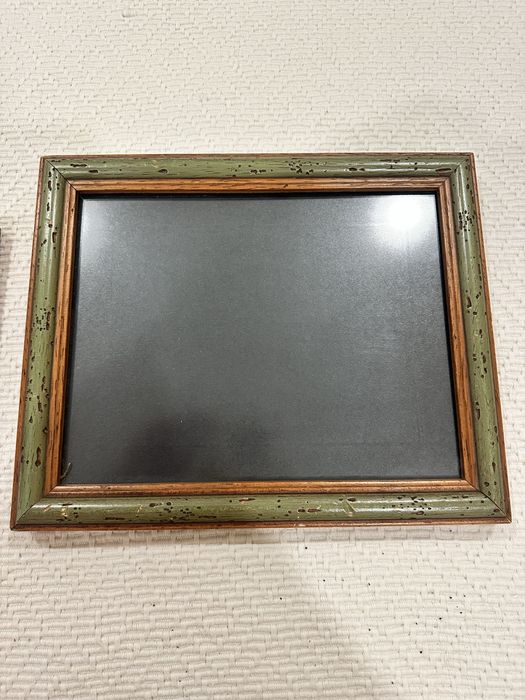 Vendo conjunto de 2 molduras em tom castabho d verde em madeira