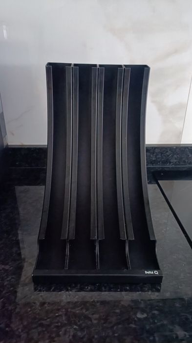Máquina de café e suporte Delta Q