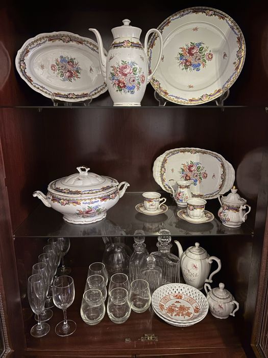 Móvel de Sala em madeira com vitrines, e Torre Lateral