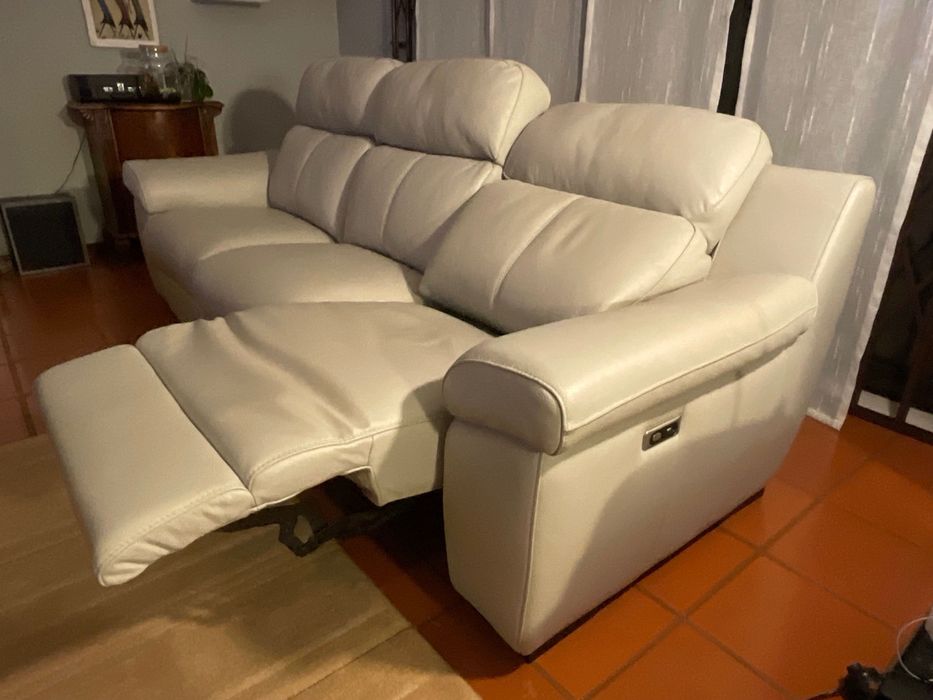 Sofá de pele 3 lugares com 2 Chaise Long + 2 Encostos Reclináveis Elétricos e Saídas de USB – Como Novo devido a Mudança