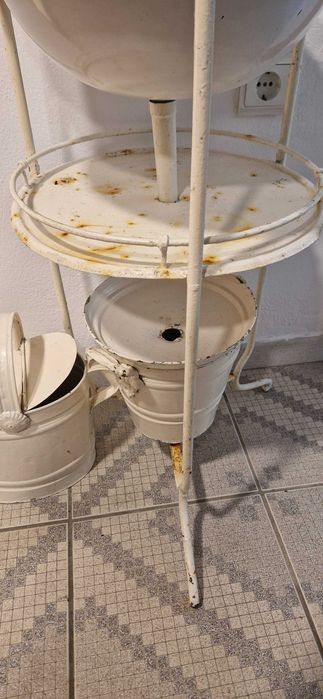 Lavatório antigo com várias peças