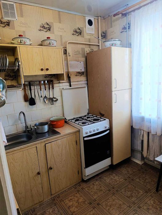 Задається 2 кімнати в 3х кімнатній квартирі р-н літака