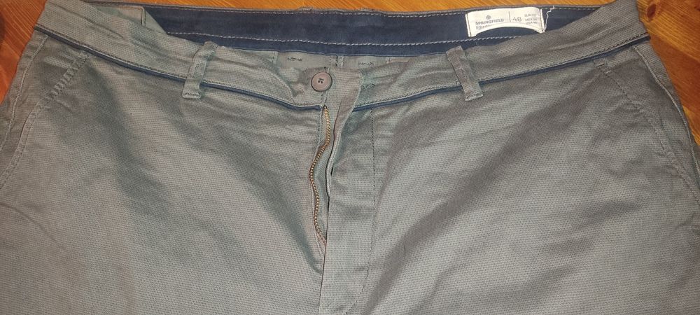 Calças muito elegantes de cor cinza