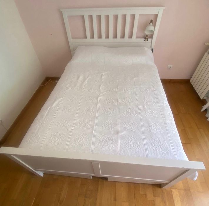 Cama de casal com gavetas para armazenamento