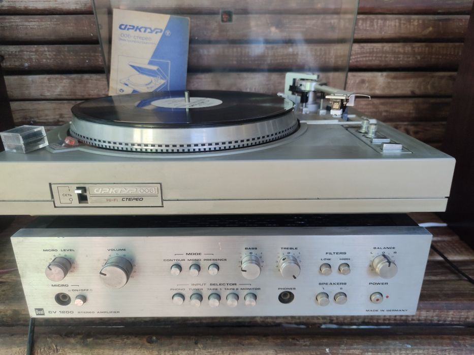 Ретро програвач платівок TESLA