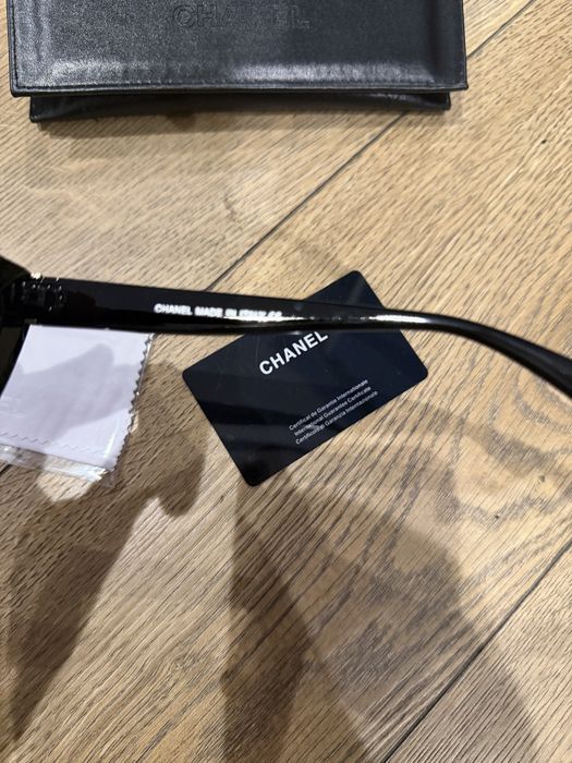 Okulary przeciwsloneczne Chanel czarne zlote logo nowe z pudelkiem