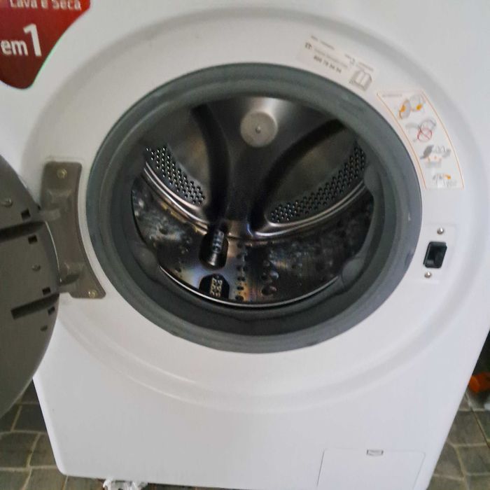 Máquina de lavar e secar roupas