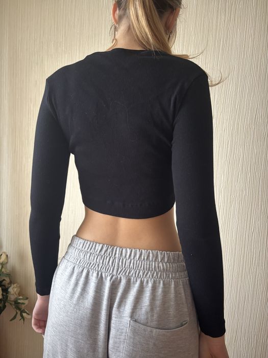 чёрный топ с длинным рукавом, рубчик
