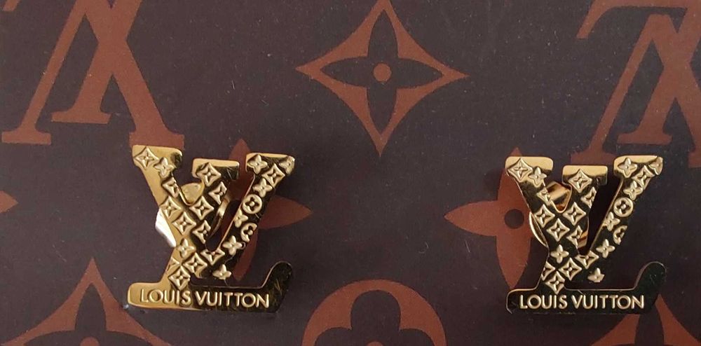 Brincos Louis Vuitton.