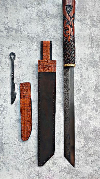 Zestaw dwóch noży z pochewkami