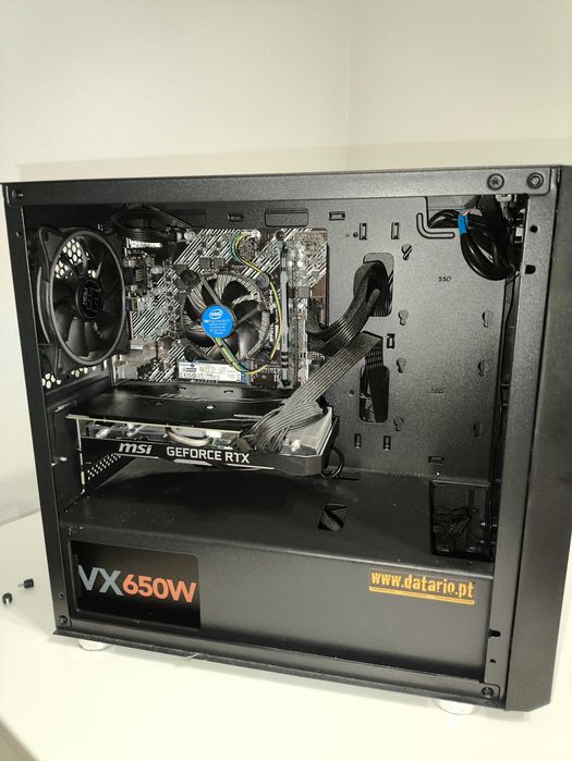 Computador torre gaming.