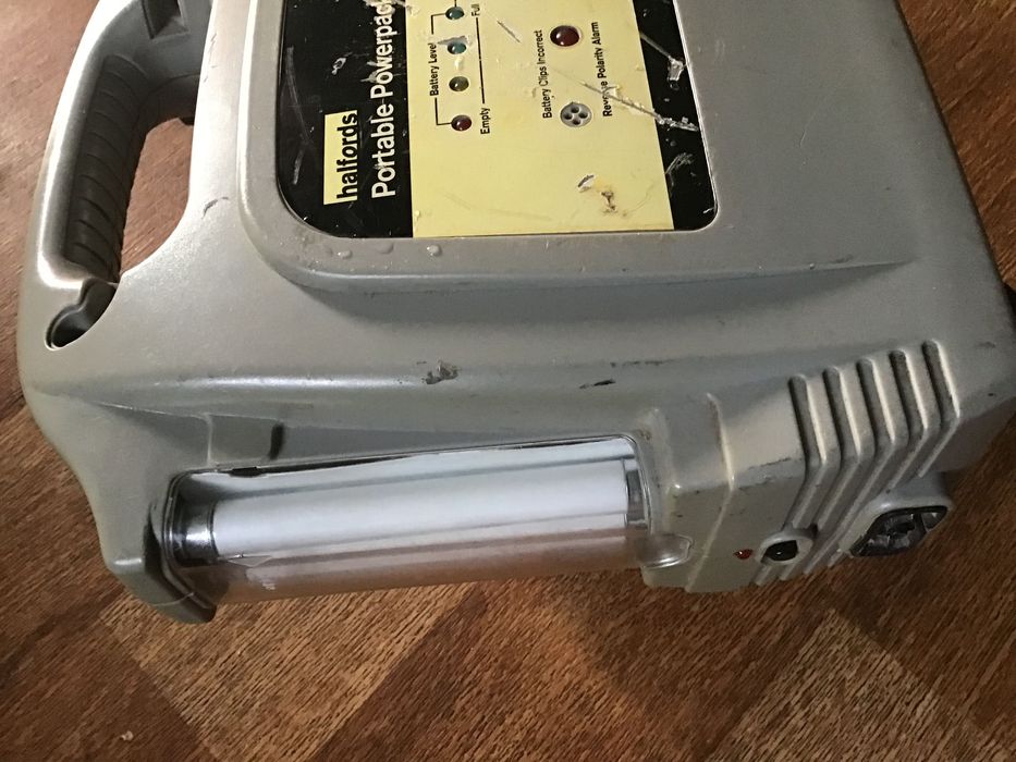 Інвертор компресор ліхтар Halfords portable power pack 200