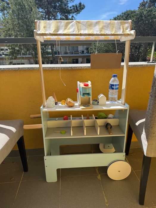 Cozinha de brincar e carrinho de gelados