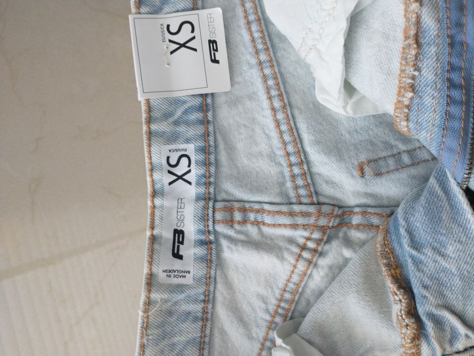 Nowe spodnie jeansowe z dziurami XS