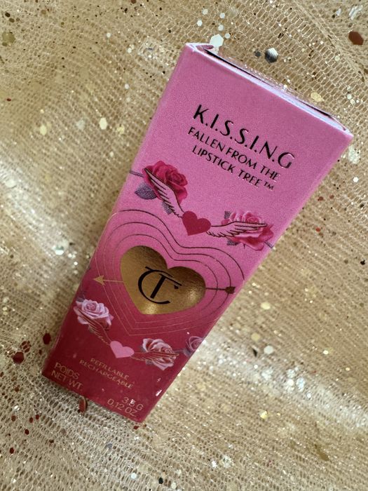 Viral pomadka Charlotte Tilbury Kissing Nude Romance gratis serum