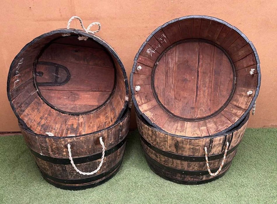 Celhas antigas em madeira, floreira, vasos, caixas