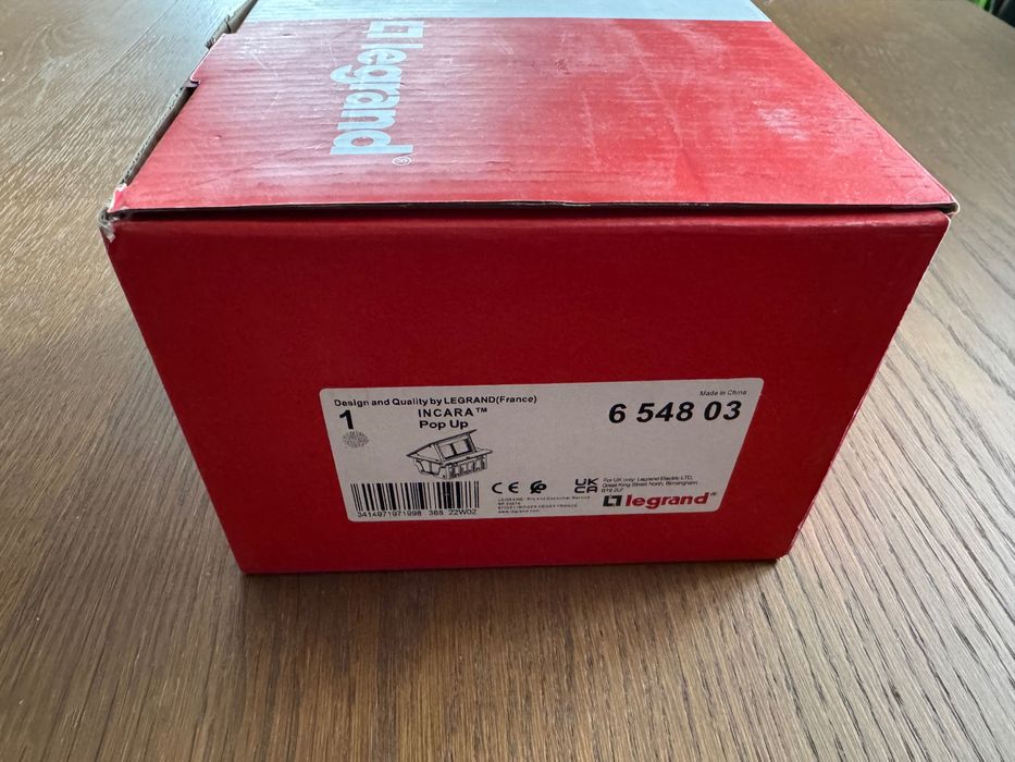 Gniazdko podblatowe Legrand  Incara Pop Up