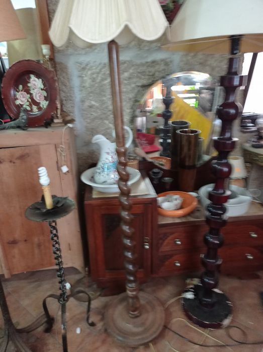 Candeeiros de pé com abajur em tecido.