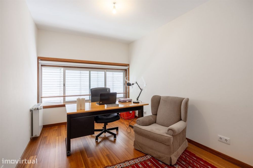 Apartamento T4+1 em Serralves com garagem