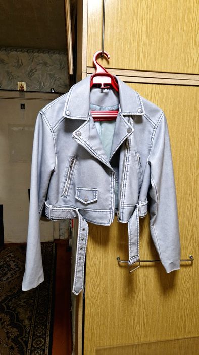 Очень классная! Новая! Кожаная куртка косуха серая укороченная