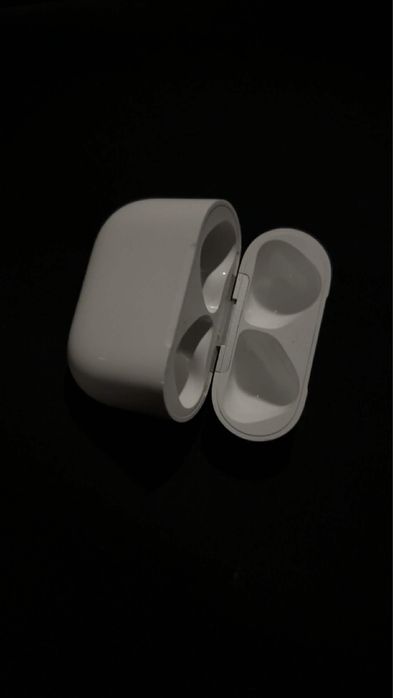 Etui ładujące AirPods 4. generacji ANC