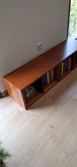 Módulos de prateleiras em madeira maciça