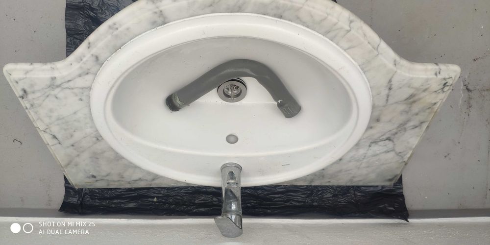 Lavatório com torneira