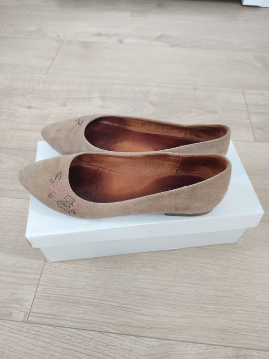 Baleriny buty skórzane Ryłko z różą 39