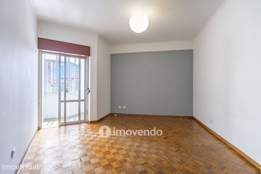 Apartamento T2, com boa luz natural, em Odivelas