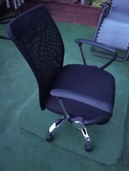 Czarny fotel obrotowy, krzesło biurowe na kółkach. Regulowana wysokość