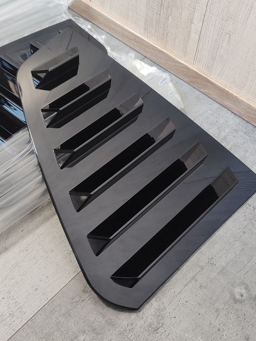 Накладки пара (зябра жабри) вікна задніх дверей VW Golf MK7 / MK7.5