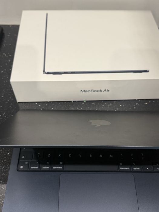 Apple McBook Air 13,6” M2 8-core/8Gb Ram/256GB SSD/ kolor Pólnoc