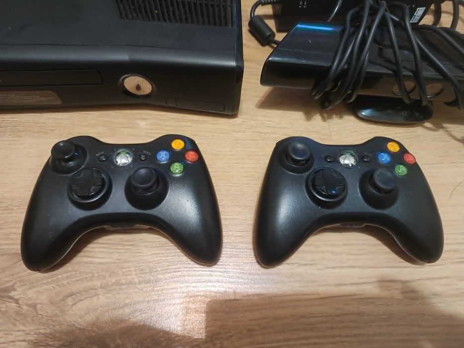 Xbox 360 250GB + Kinect + 2 pady + 14 gier