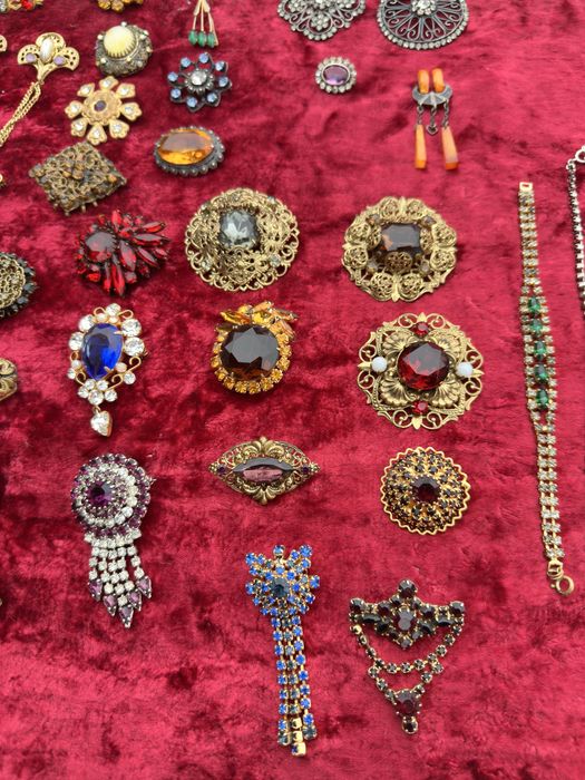 Броши , бусы , бижутерия разная ,