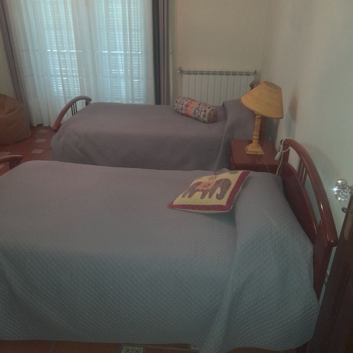 Mobília quarto (2 camas solteiro + 1 mesa de cabeceira), em pinho