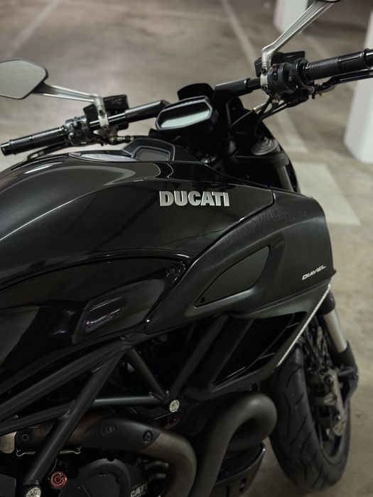 Ducati Diavel 1200 black muitos extras