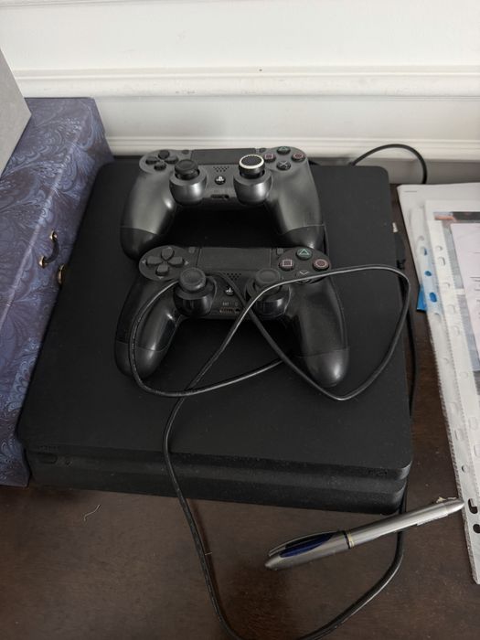 Sony PlayStation 4 Slim 1TB + 2 джойстики DualShock 4
