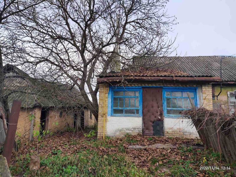 Продам 23 сот. с.Забір´я 2-га лінія від озера, всі комунікації ,  хата