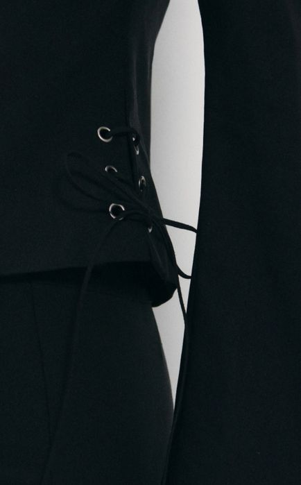 Czarna marynarka z wiązaniem po boku