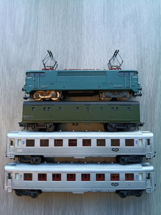 Locomotiva eléctrica BB 9201 SNCF + furgão + carruagens inox H0