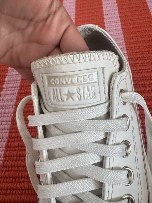 All stars brancos em pele/couro com plataforma