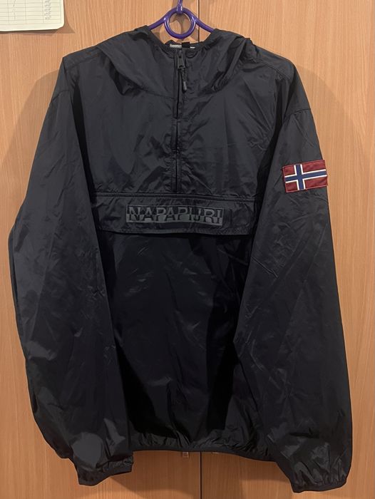 Великий асортимент різних курток (Napapijri, Jack Wolfskin, Prada, HH)